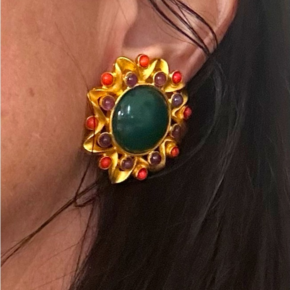Beautiful clip on vintage Leslie Block earrings
Quality stones - Picture 2 of 4